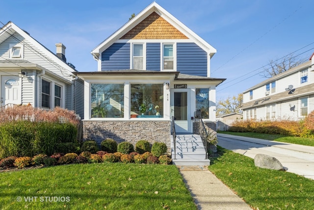 view of front of property with a front lawn