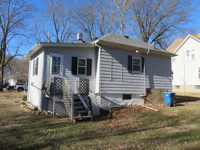 view of side of property featuring a lawn