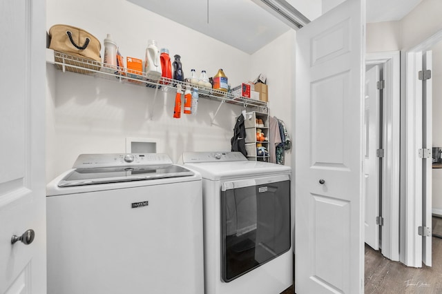 laundry room with dark wood-type flooring and independent washer and dryer