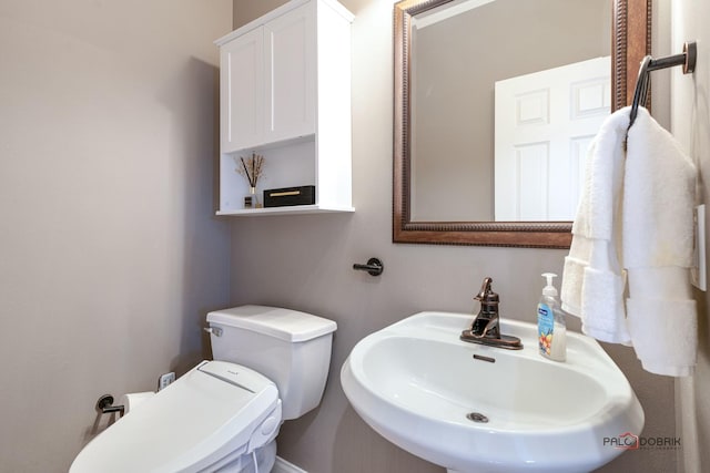 bathroom featuring toilet and sink