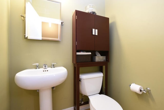 bathroom featuring toilet and sink