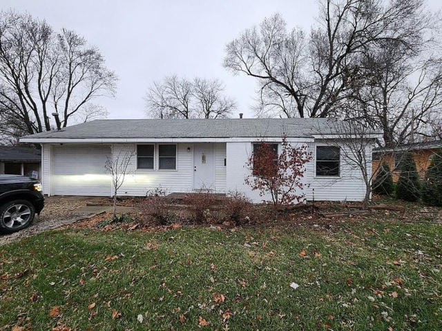 ranch-style house featuring a front yard