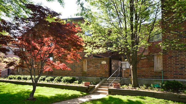 view of front of house featuring a front yard