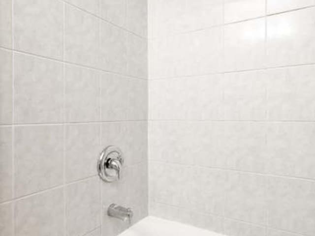 bathroom with tiled shower / bath