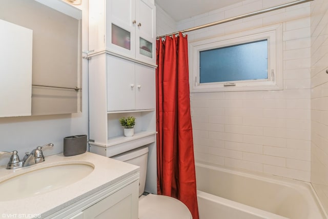 full bathroom featuring shower / tub combo with curtain, vanity, and toilet