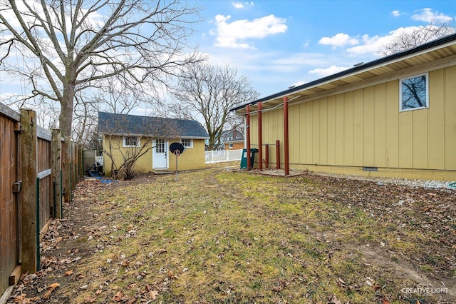 view of yard with an outbuilding