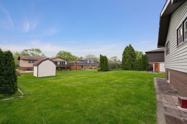 view of yard featuring a storage unit