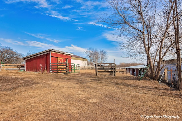 view of yard with an outdoor structure