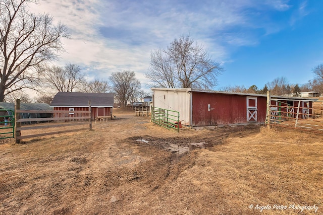 view of yard featuring an outbuilding