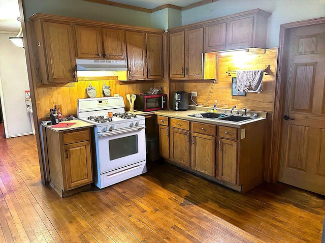 kitchen with sink, crown molding, dark wood-type flooring, and white range with gas stovetop