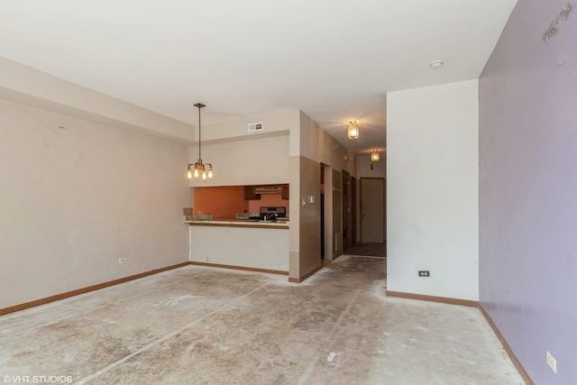 kitchen featuring visible vents, concrete floors, baseboards, under cabinet range hood, and stainless steel range oven