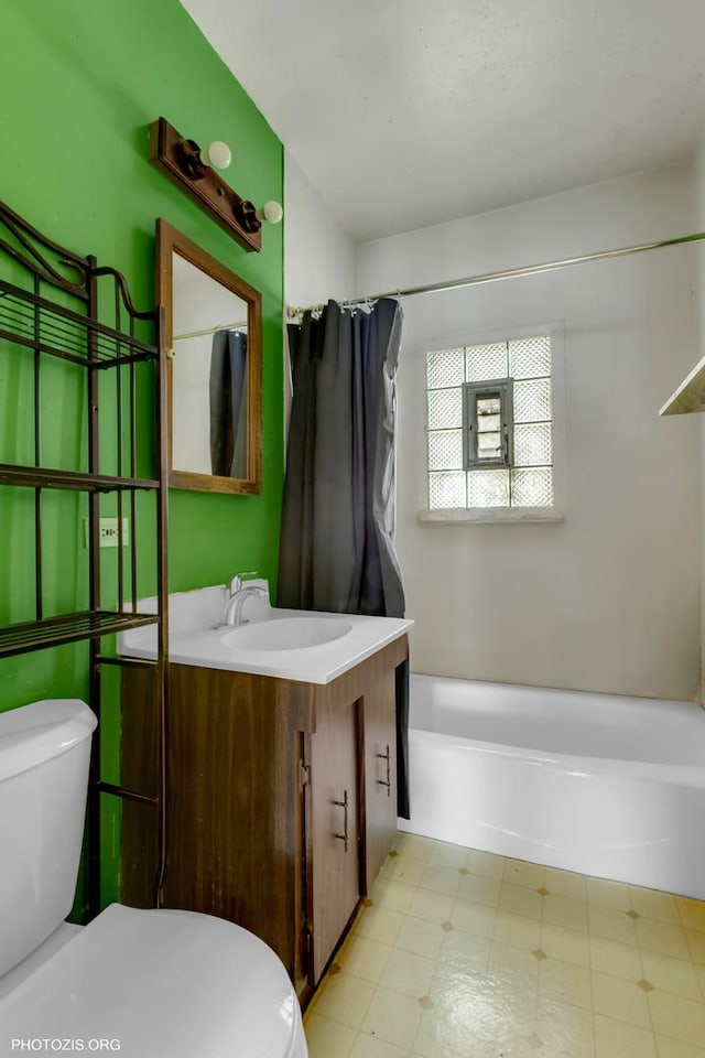 full bathroom featuring vanity, shower / tub combo with curtain, and toilet