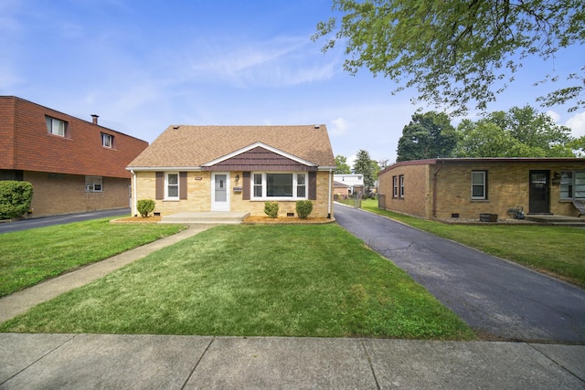 view of front of property featuring a front lawn