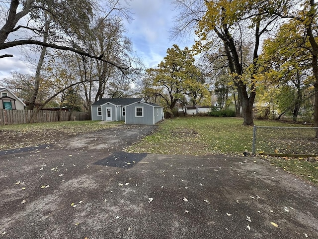 view of front of home featuring a front yard