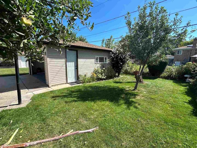 view of yard featuring an outdoor structure