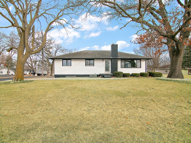 ranch-style house featuring a front lawn