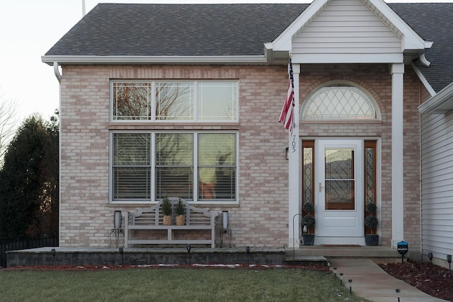 view of front of home with a front lawn