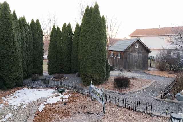 view of yard featuring a shed