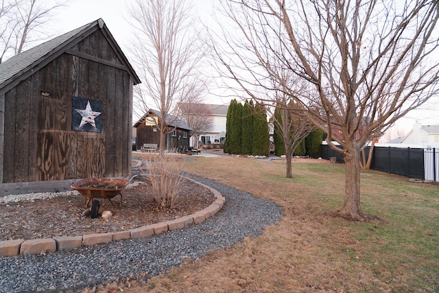 view of yard featuring an outdoor structure