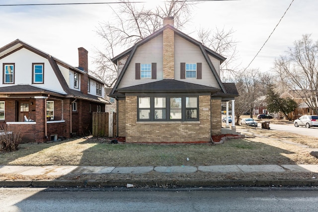 view of front facade featuring a front lawn