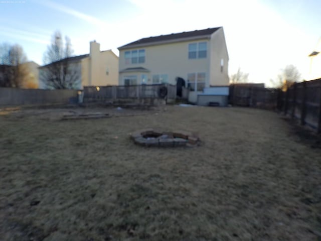 view of yard featuring an outdoor fire pit