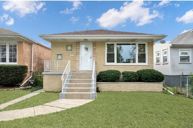 bungalow featuring a front yard