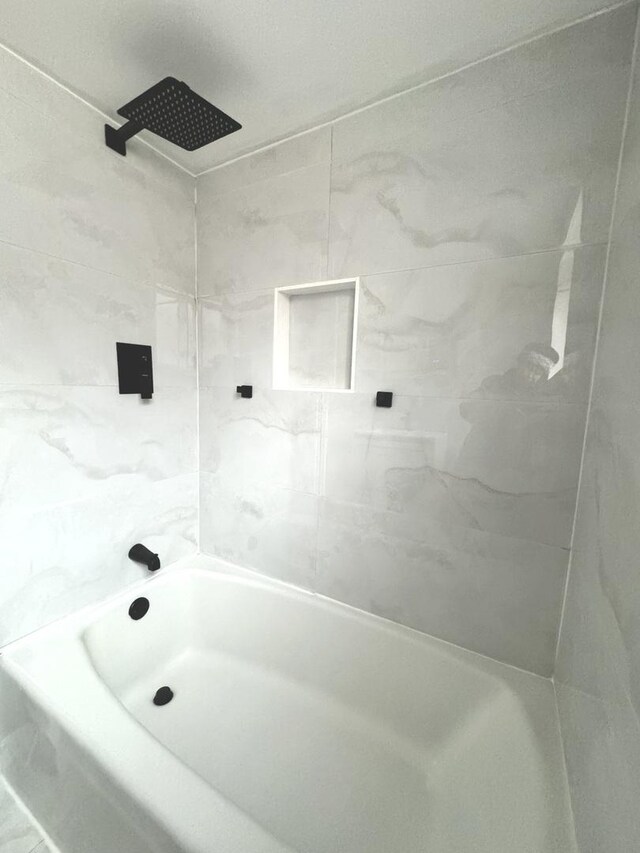 bathroom with tub / shower combination