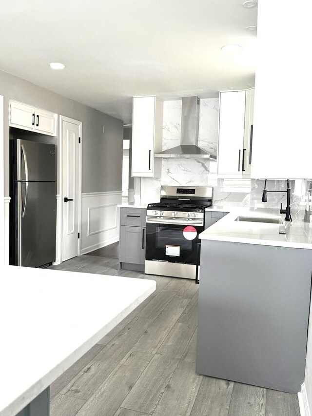 kitchen featuring a center island, gray cabinets, sink, and light wood-type flooring