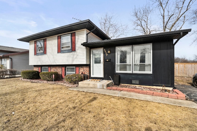 tri-level home featuring a front lawn