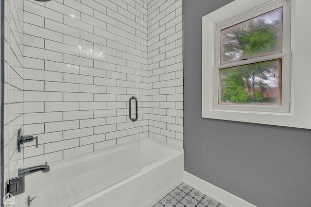 bathroom featuring tiled shower / bath combo