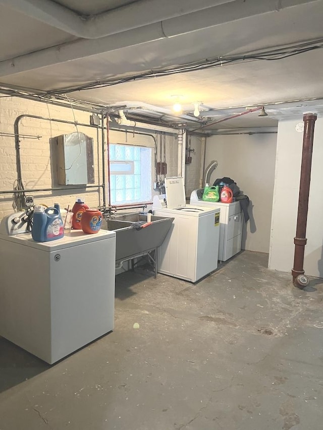 basement with sink and washing machine and dryer