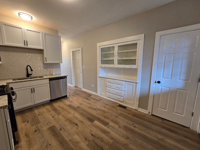 kitchen featuring decorative backsplash, stainless steel dishwasher, dark wood-type flooring, a sink, and range