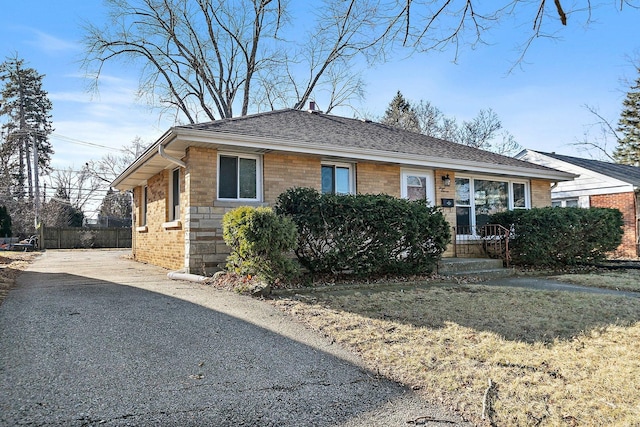 view of front of property featuring a front lawn