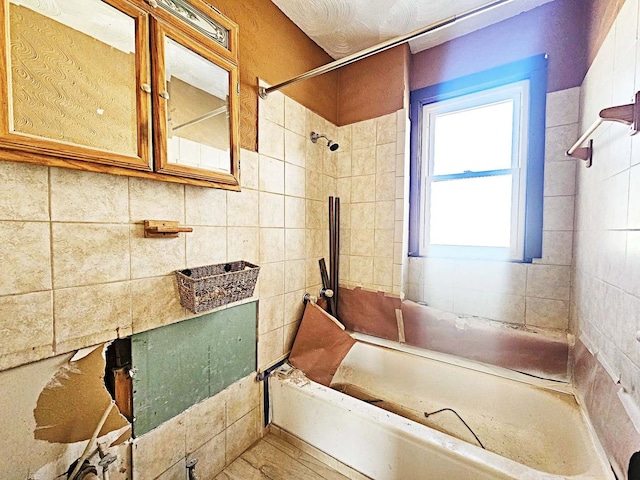 bathroom with tiled shower / bath