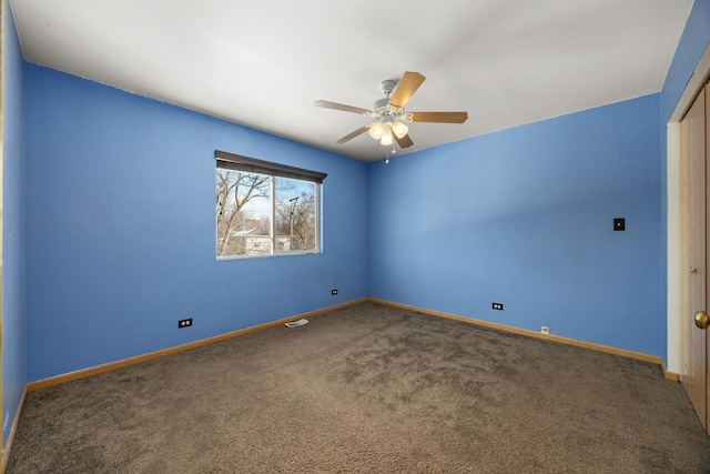 carpeted empty room featuring ceiling fan