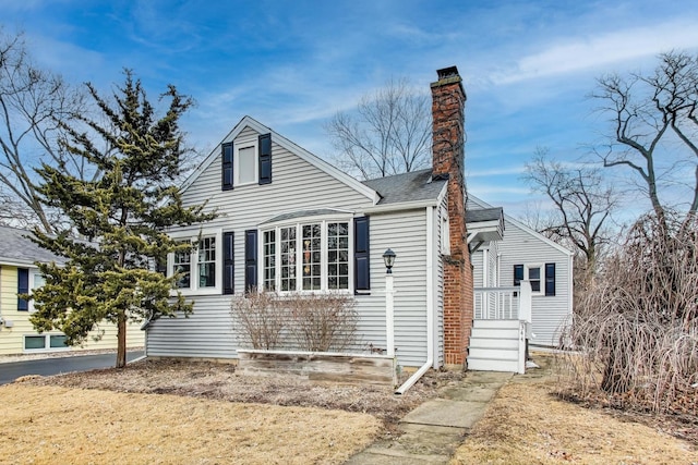 view of front of property featuring a front lawn