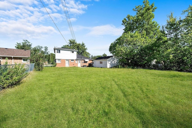 view of yard featuring a shed