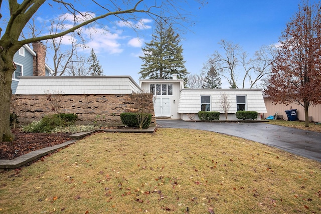 view of front of house featuring a front lawn