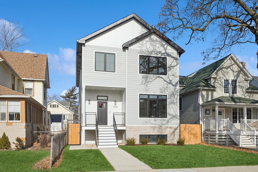 view of front of property featuring a front lawn