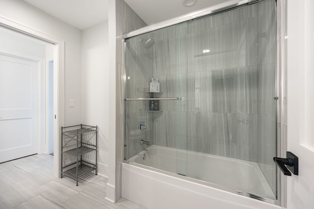 bathroom with combined bath / shower with glass door