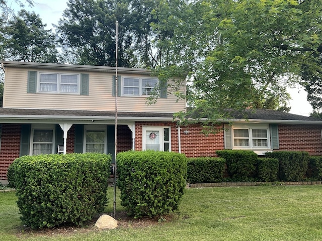 view of front facade featuring a front lawn