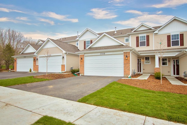 view of front of house featuring a front lawn