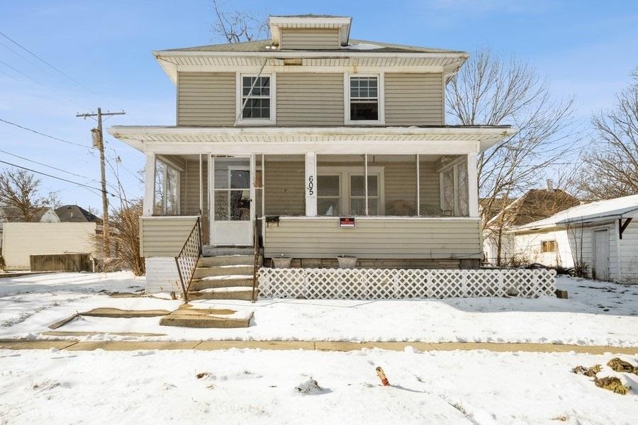 front of property with covered porch