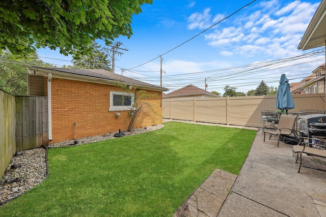 view of yard featuring a patio area