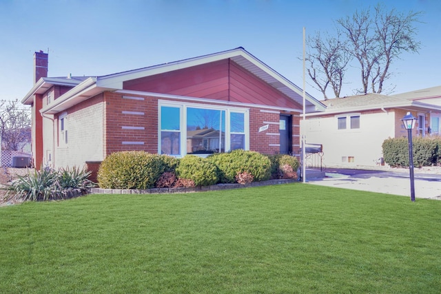 view of front of property with a front yard