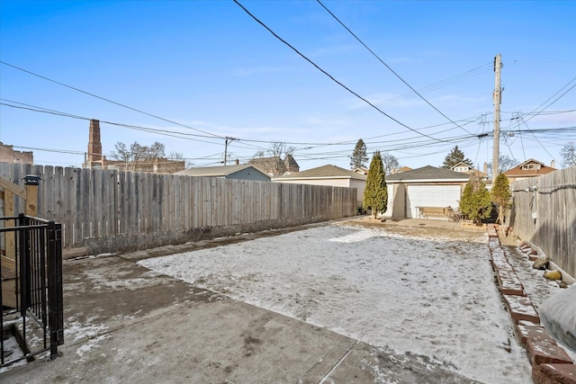 view of yard with an outbuilding and a garage