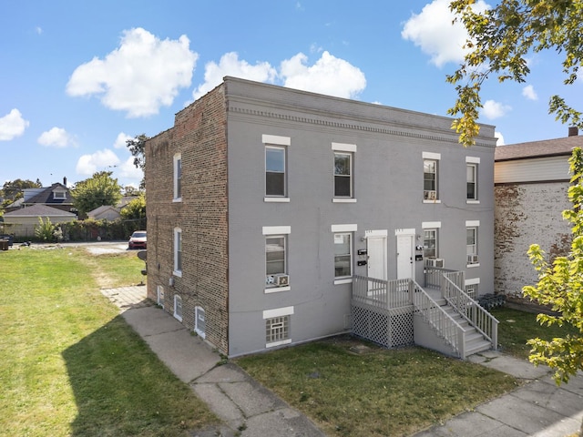 view of front of house with a front lawn