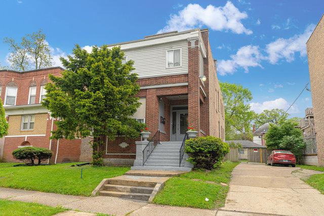 view of front of house featuring a front yard