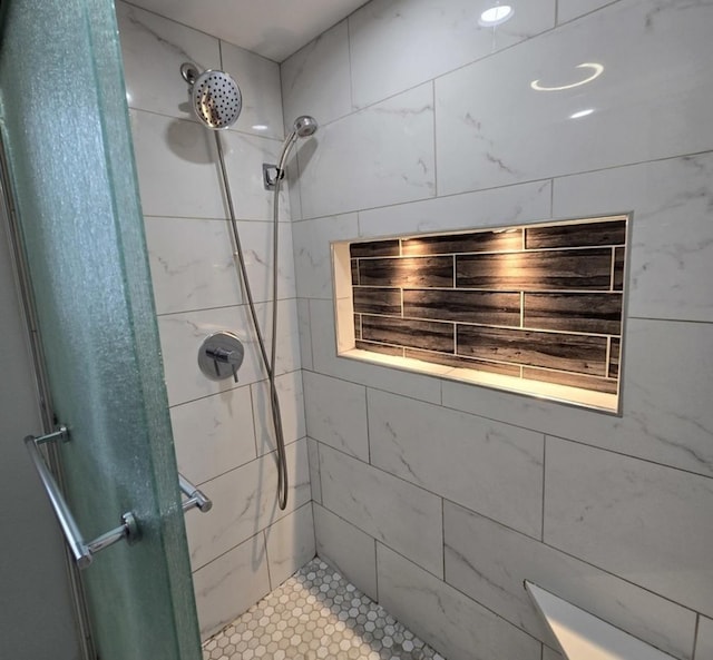 bathroom featuring tiled shower