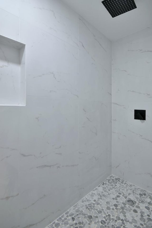 bathroom featuring tiled shower